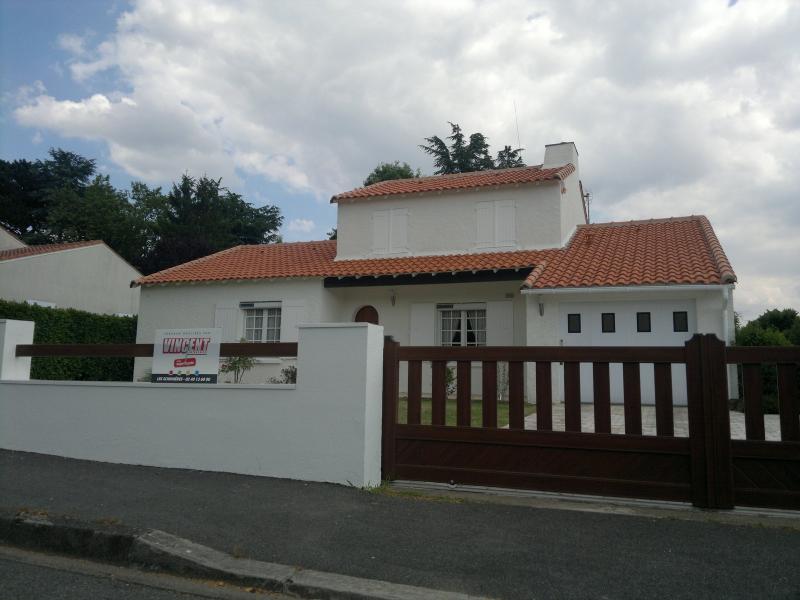 Nettoyage-toiture-maison-Nantes-apres-Vincent-Entreprise